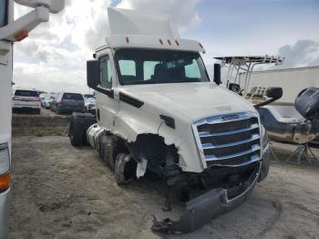  Salvage Freightliner Cascadia 1