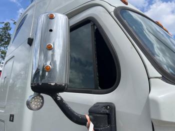  Salvage Freightliner Cascadia 1