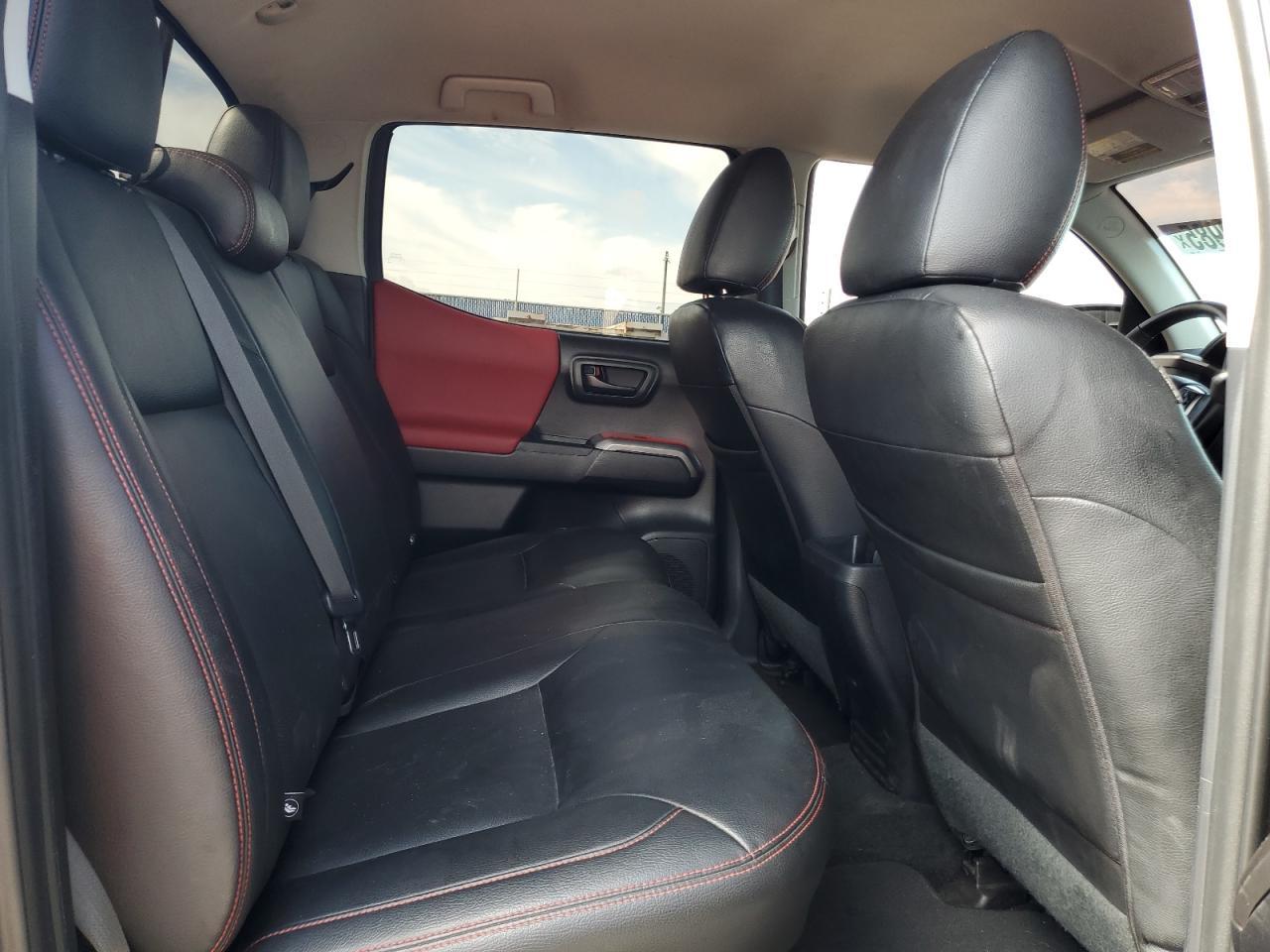 Toyota Tacoma Double Cab Image 12