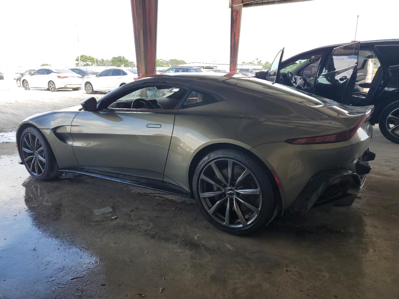 Aston Martin Vantage Image 5