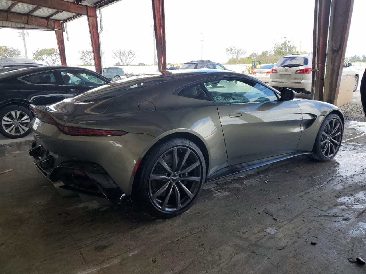 Aston Martin Vantage Image 3