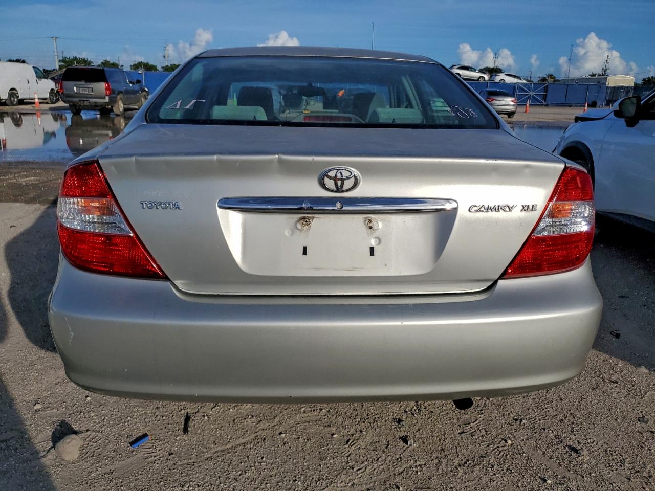 Toyota Camry Le Image 10