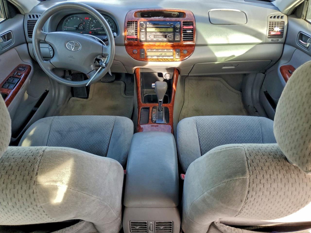 Toyota Camry Le Image 3