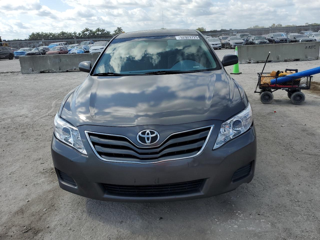 Toyota Camry Base Image 3