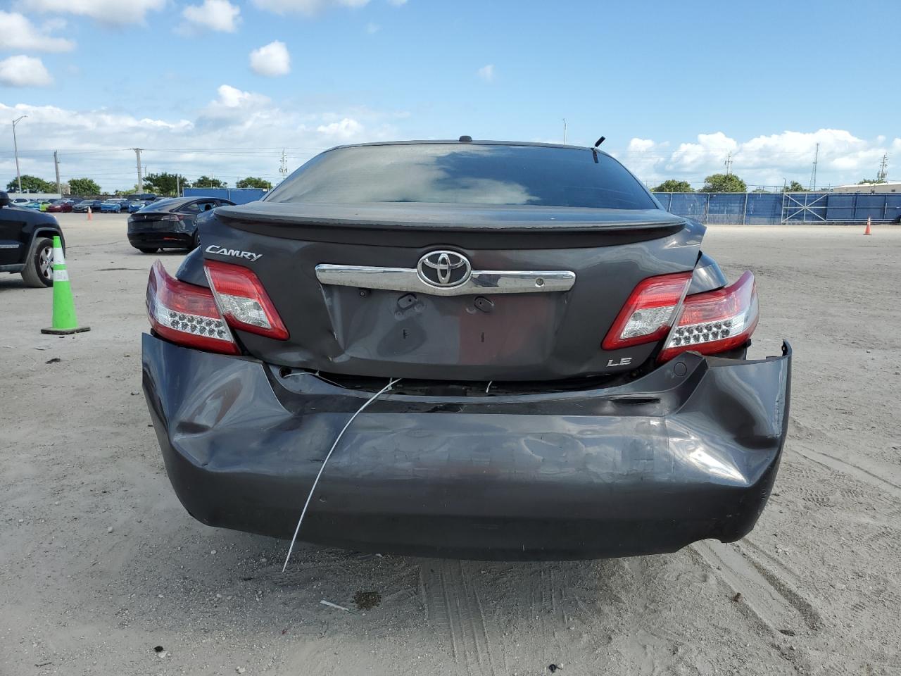 Toyota Camry Base Image 4