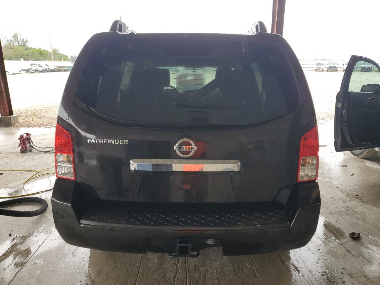 Nissan Pathfinder S Image 5