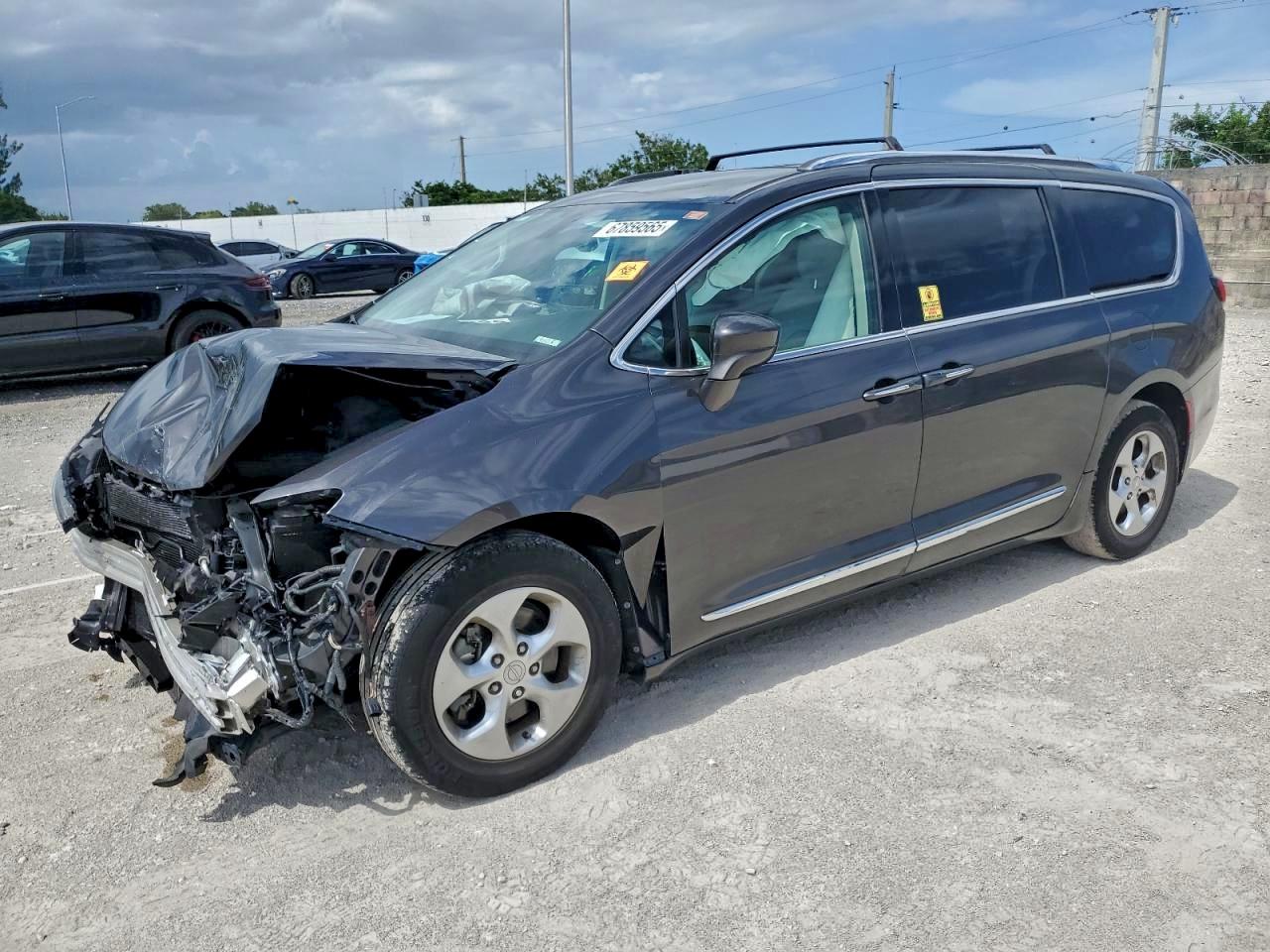 Chrysler Pacifica Touring L Plus Image 1