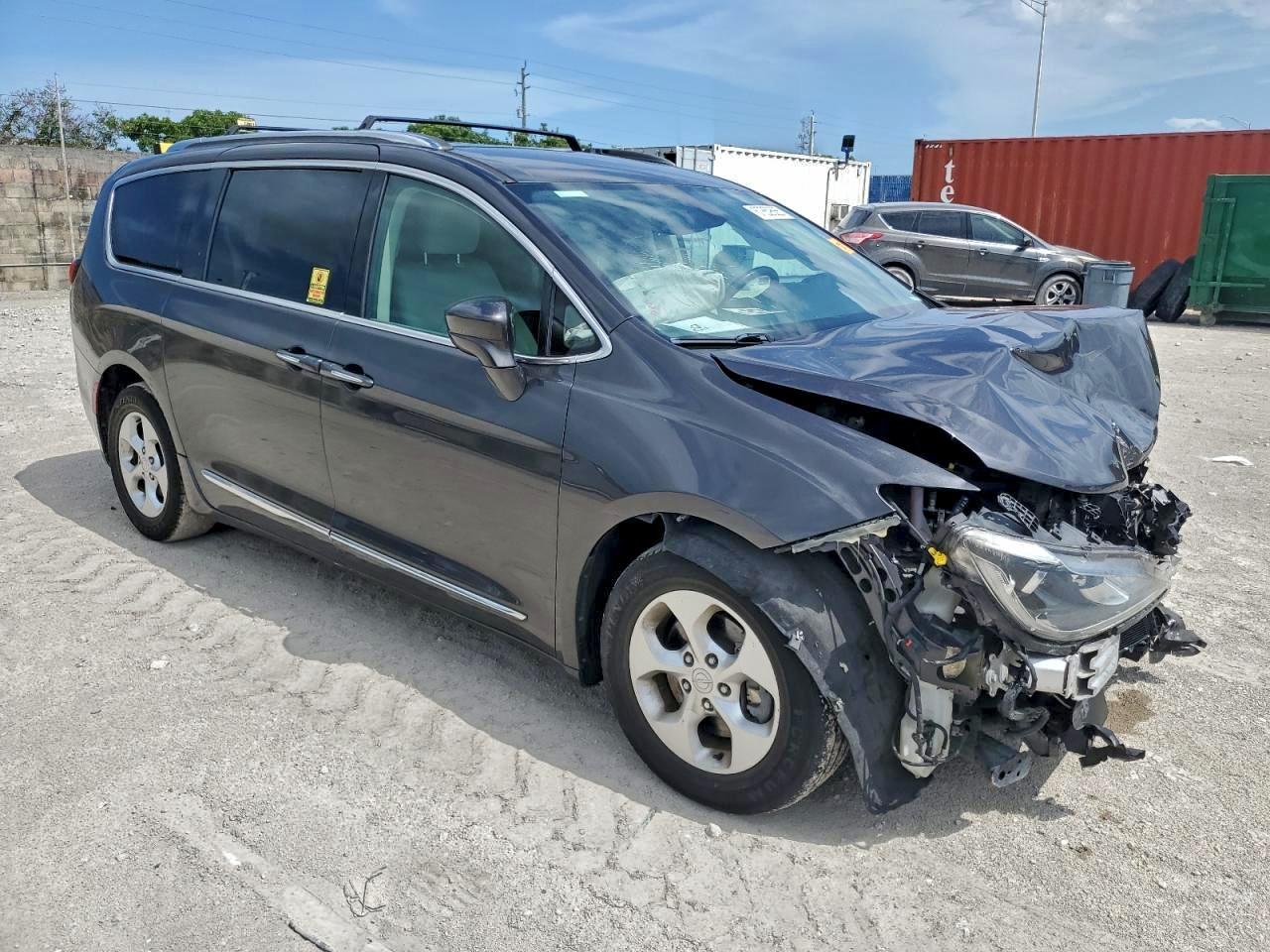 Chrysler Pacifica Touring L Plus Image 4