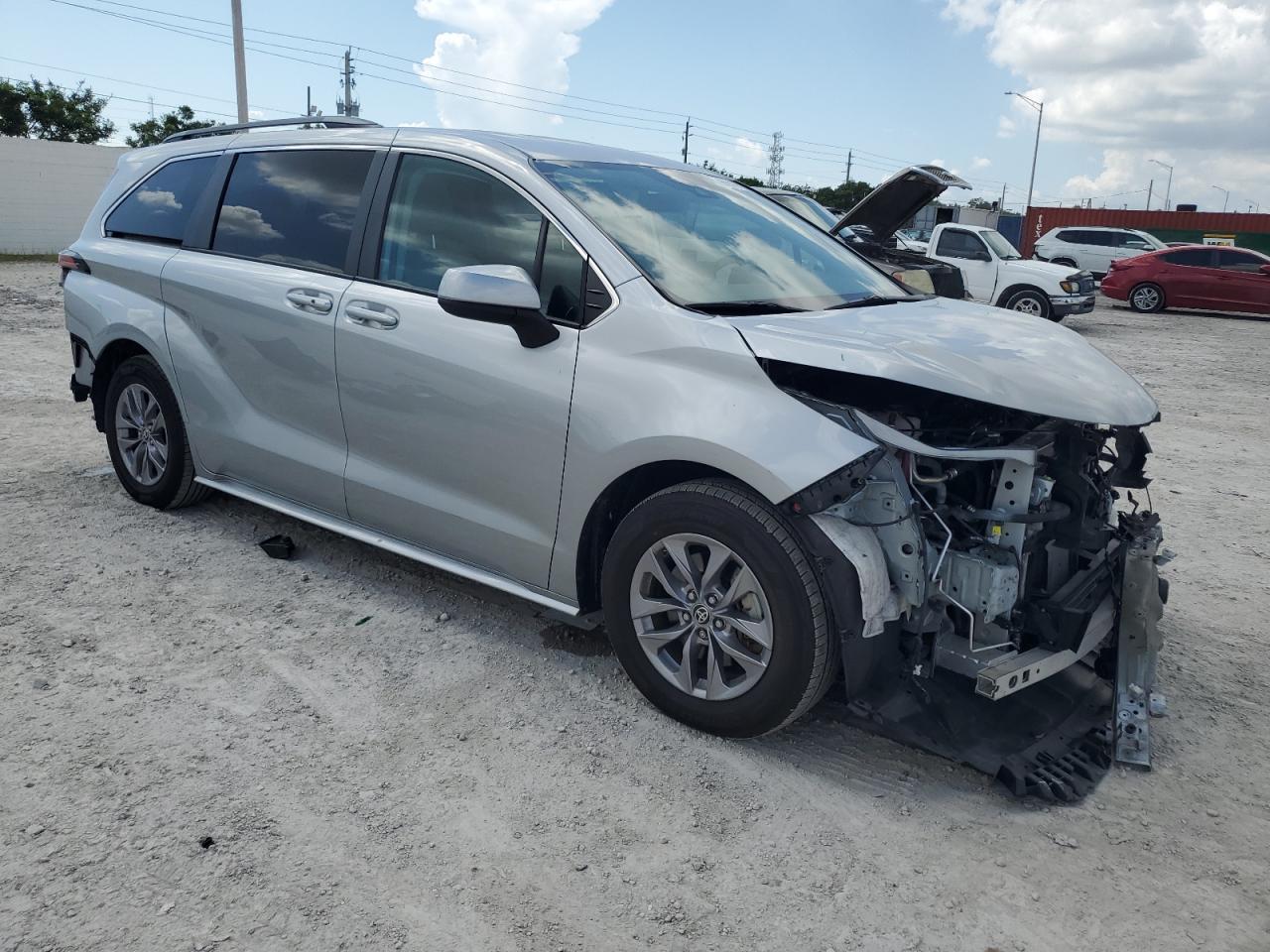 Toyota Sienna Le Image 12