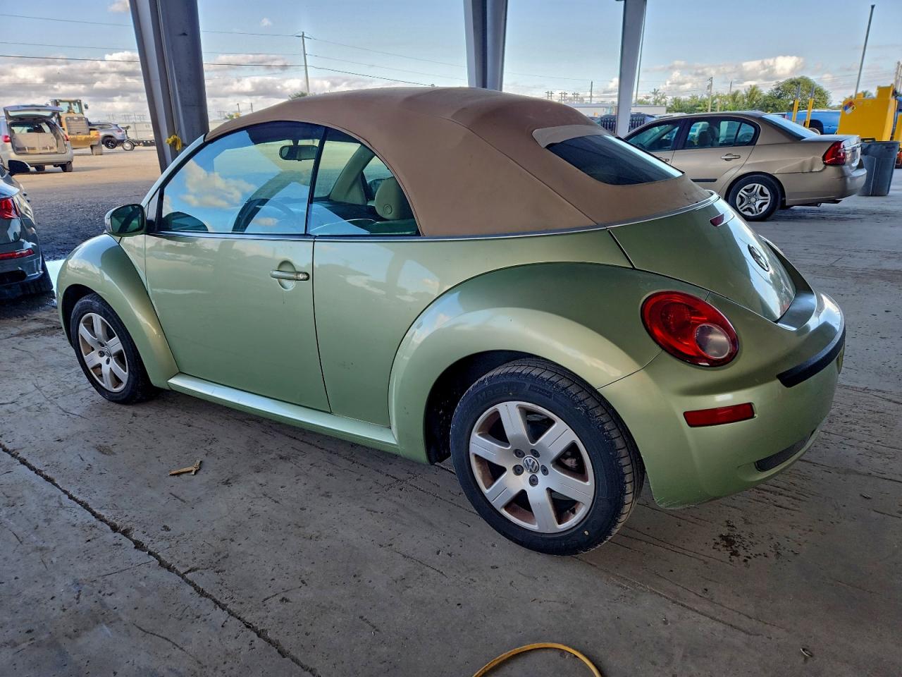 Volkswagen Beetle Convertible Option Package 1 Image 2