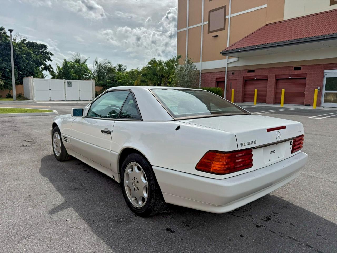 Mercedes-Benz S-Class 320 Image 12