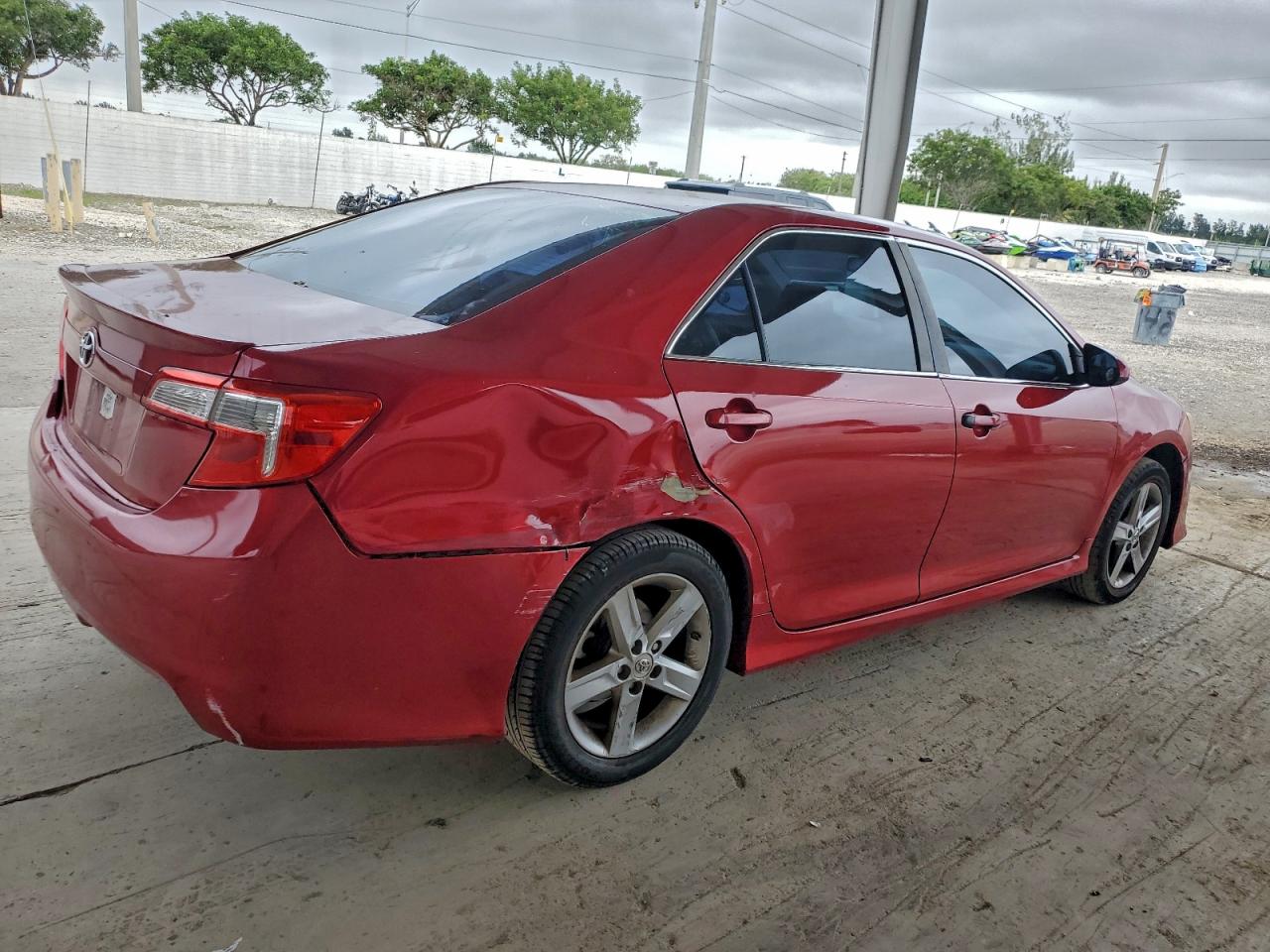 Toyota Camry Base Image 3