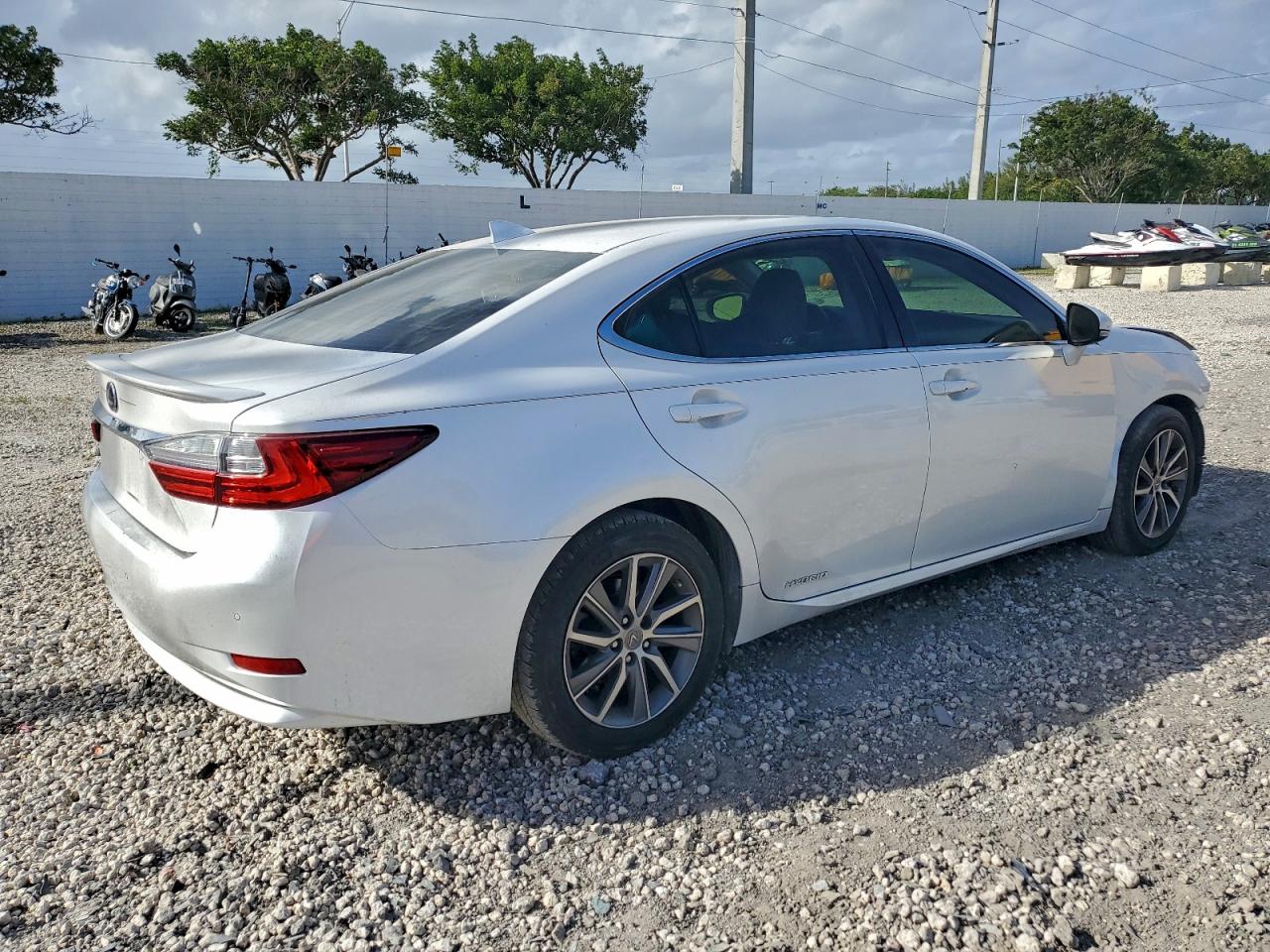 Lexus Es 300h Image 2