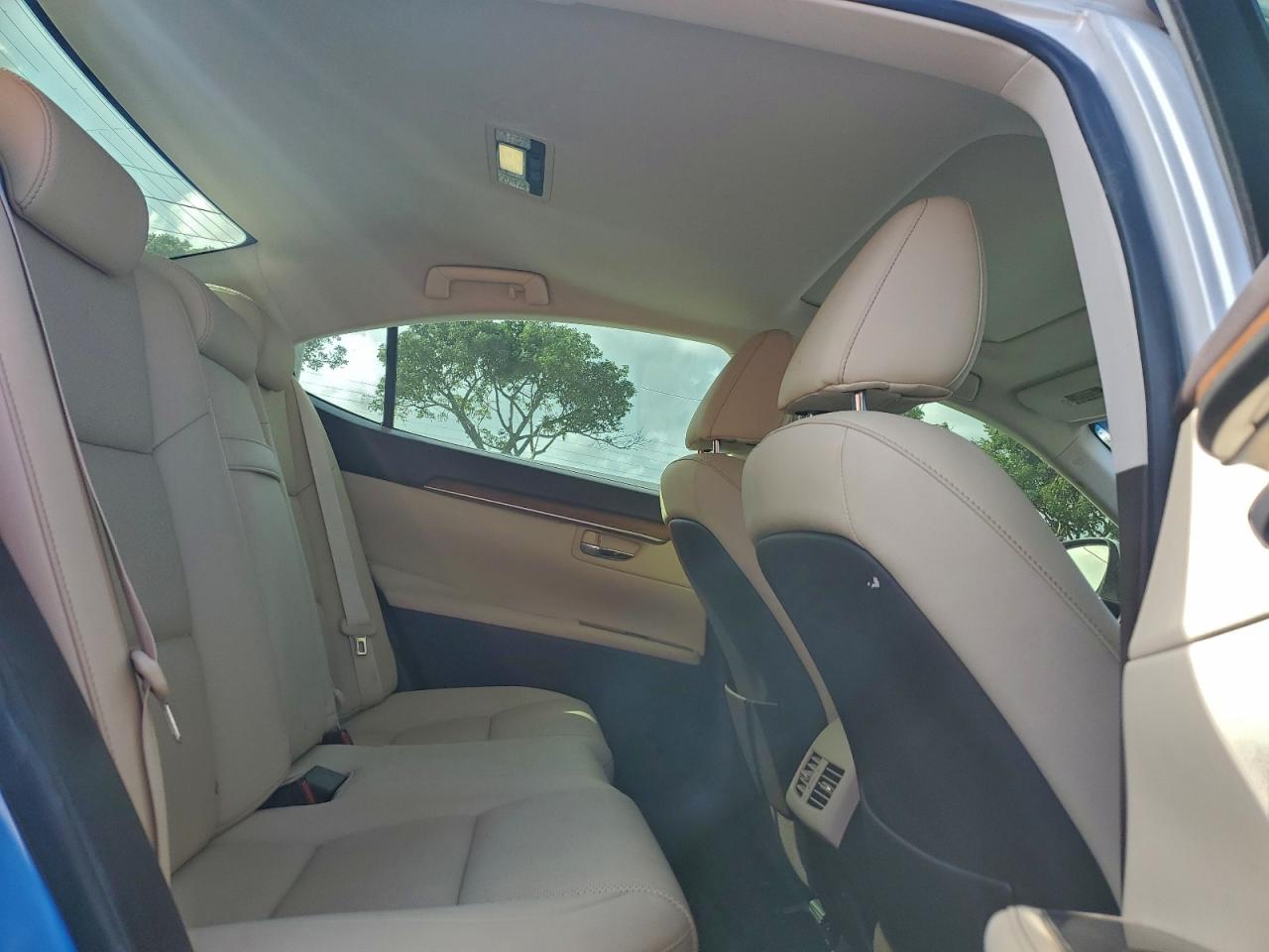 Lexus Es 300h Image 3