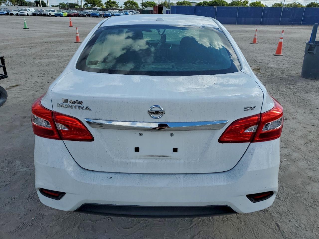 Nissan Sentra S Image 8