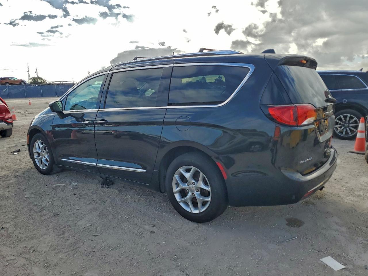 Chrysler Pacifica Touring L Plus Image 2