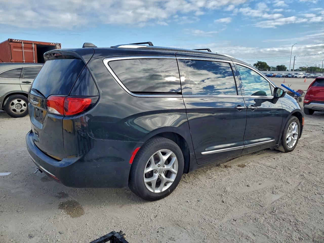 Chrysler Pacifica Touring L Plus Image 3