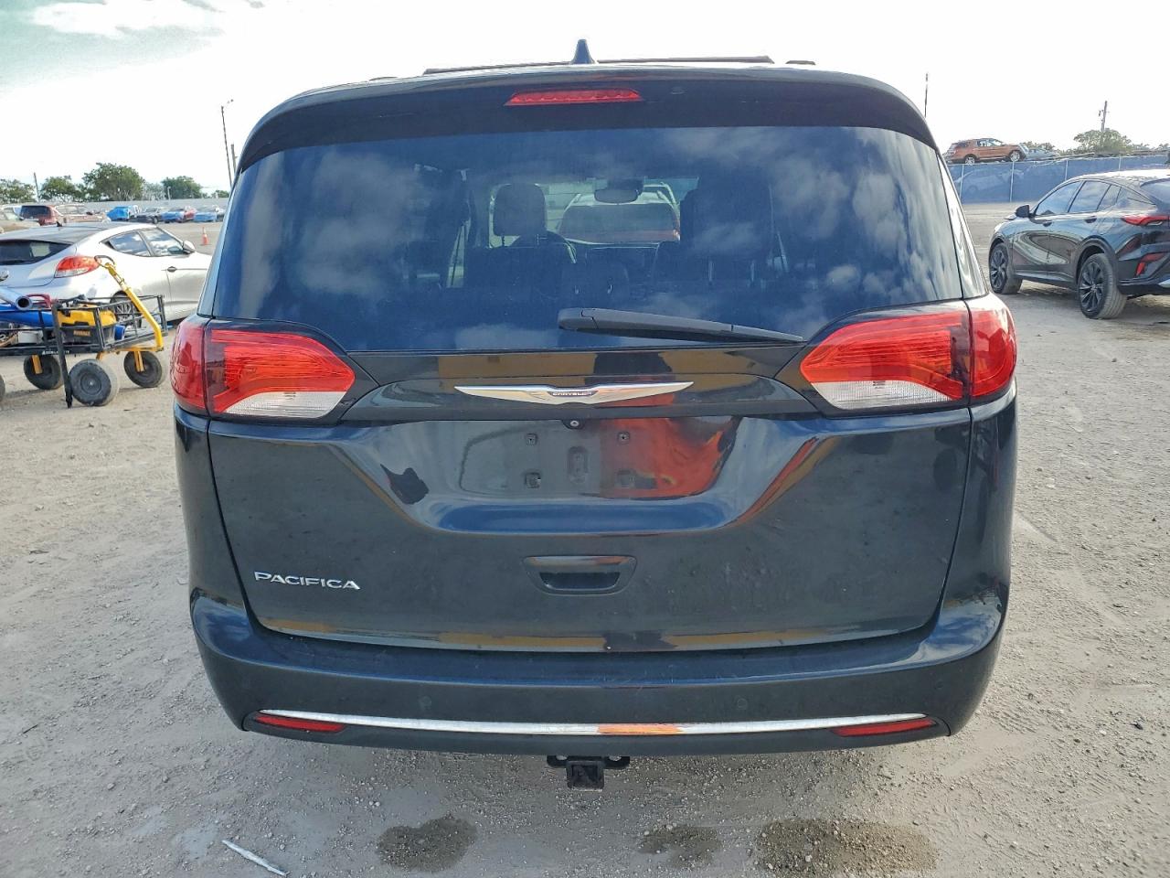 Chrysler Pacifica Touring L Plus Image 4