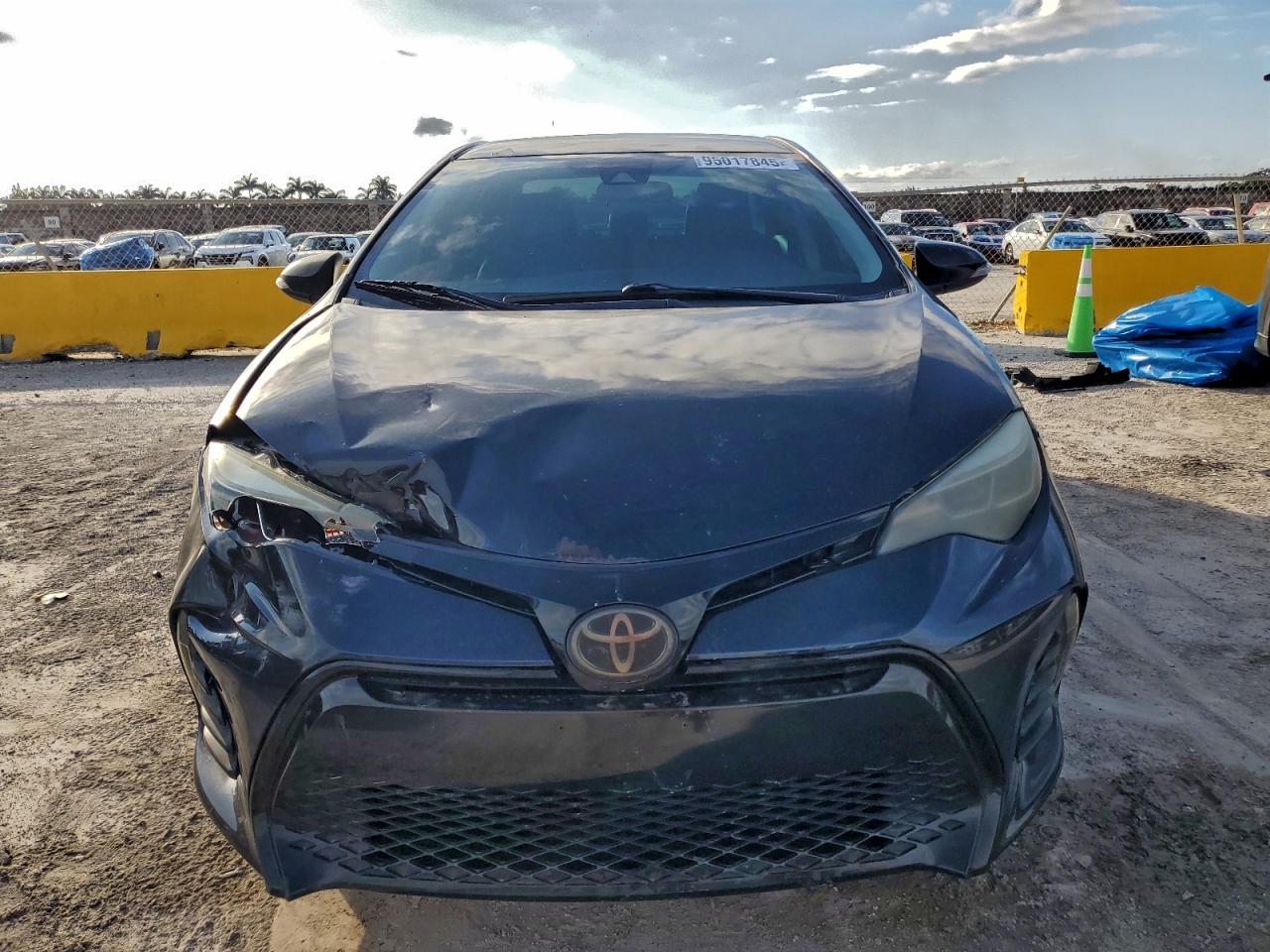 Toyota Corolla L Image 9