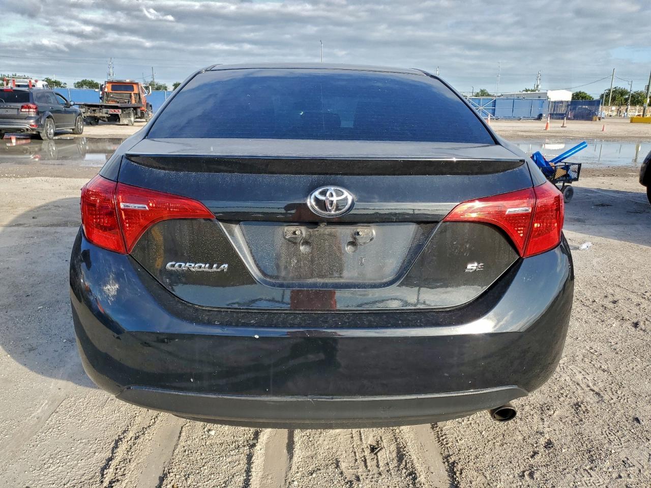 Toyota Corolla L Image 8