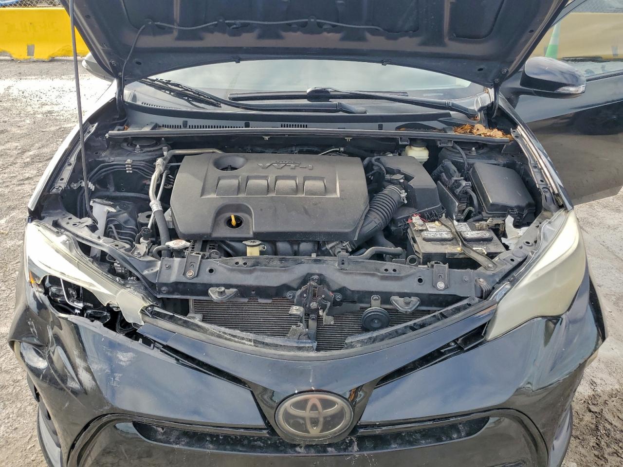 Toyota Corolla L Image 2