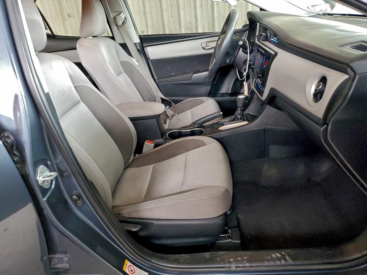 Toyota Corolla L Image 6