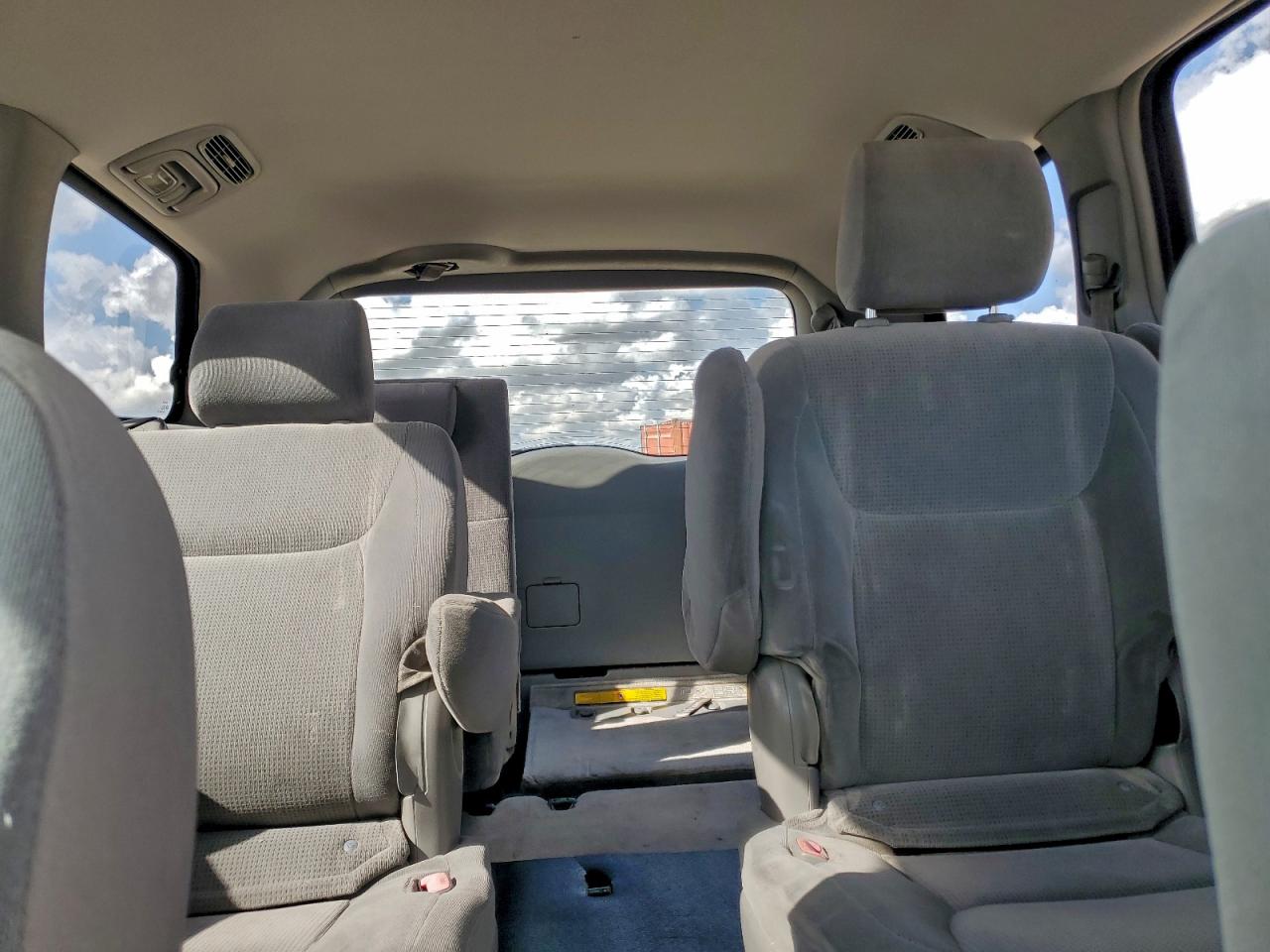 Toyota Sienna Ce Image 10