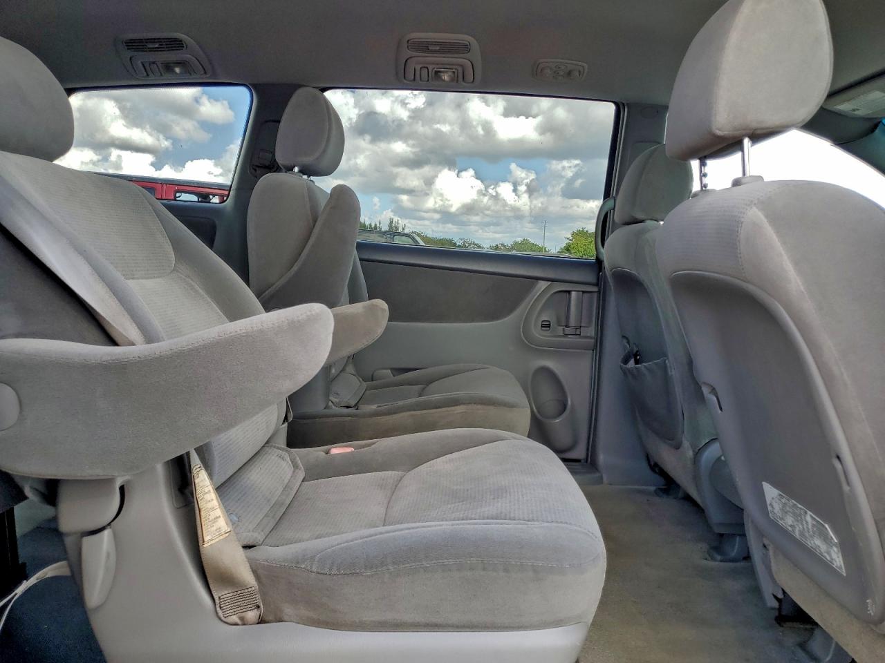 Toyota Sienna Ce Image 8