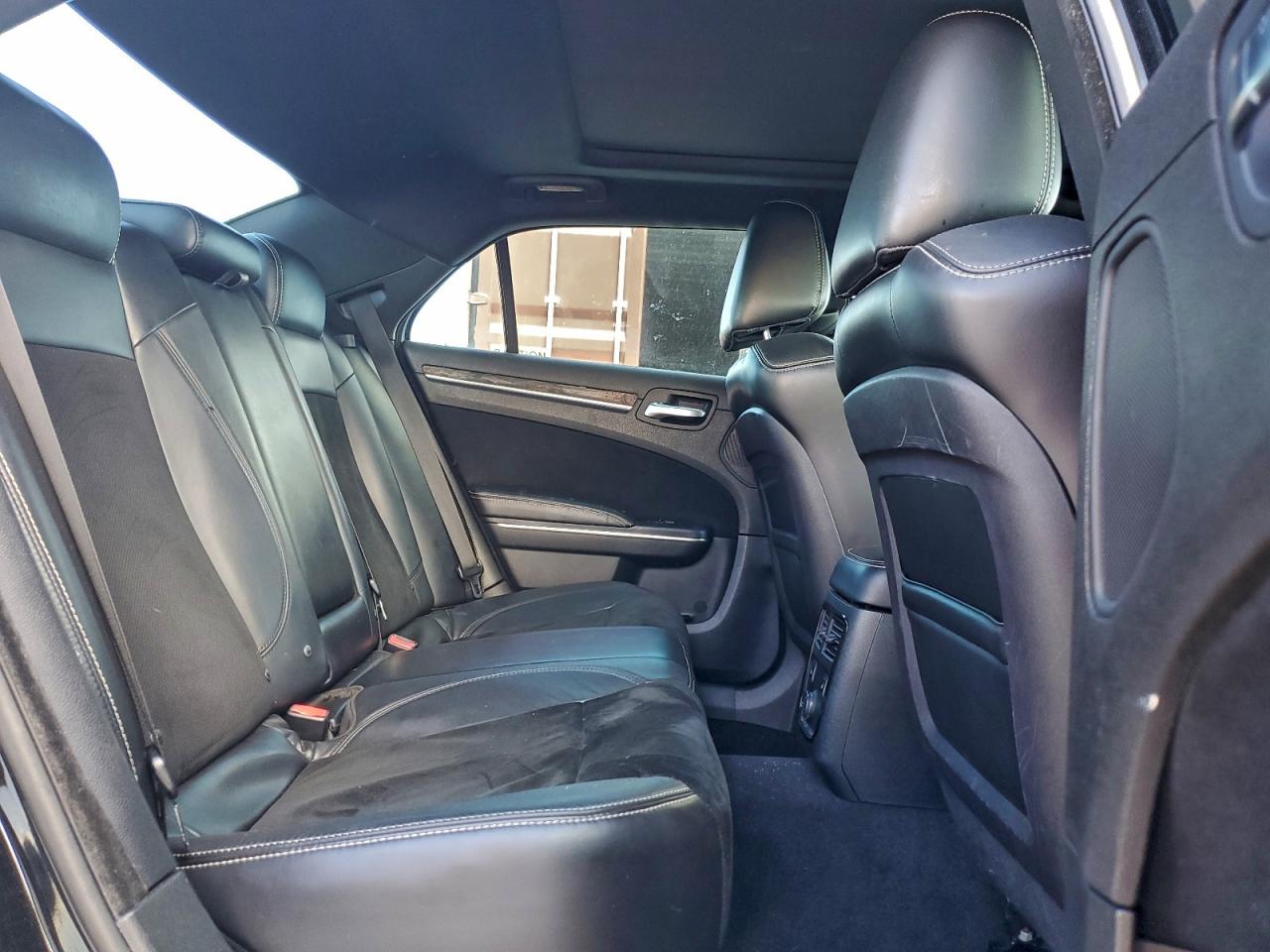 Chrysler 300 Srt-8 Image 12