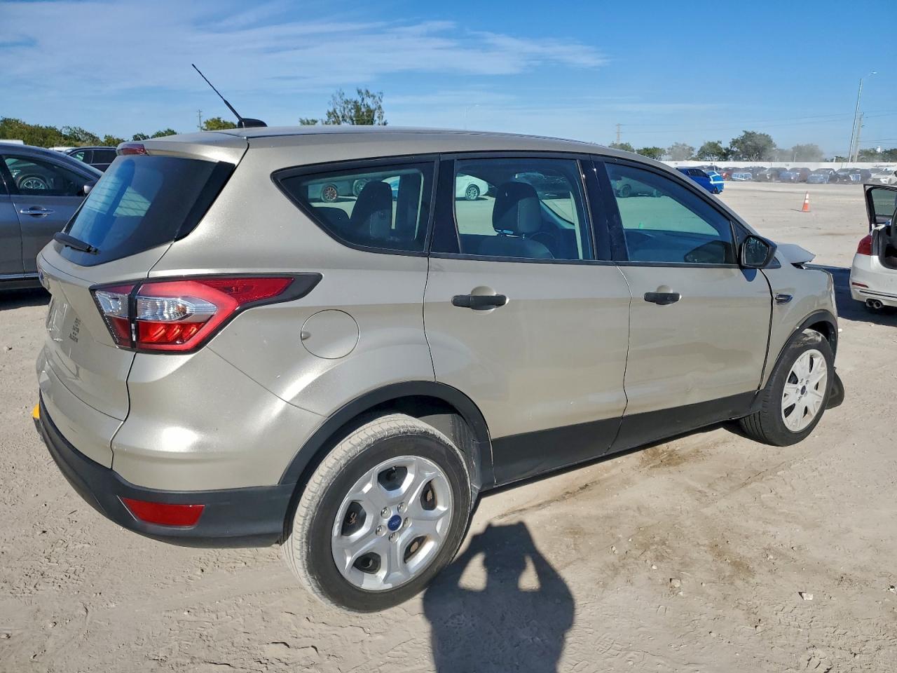 Ford Escape S Image 3