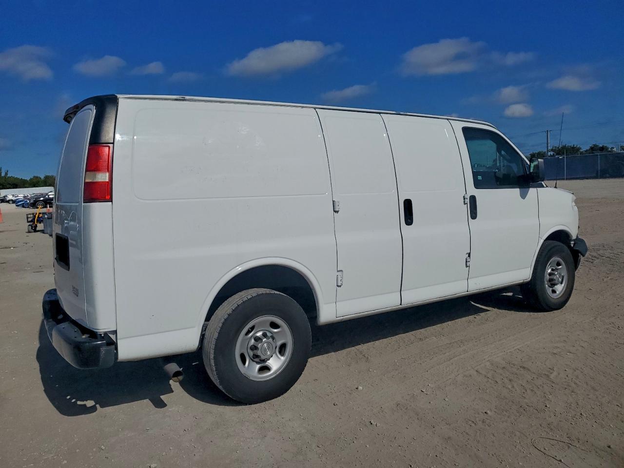 Chevrolet Express Image 3