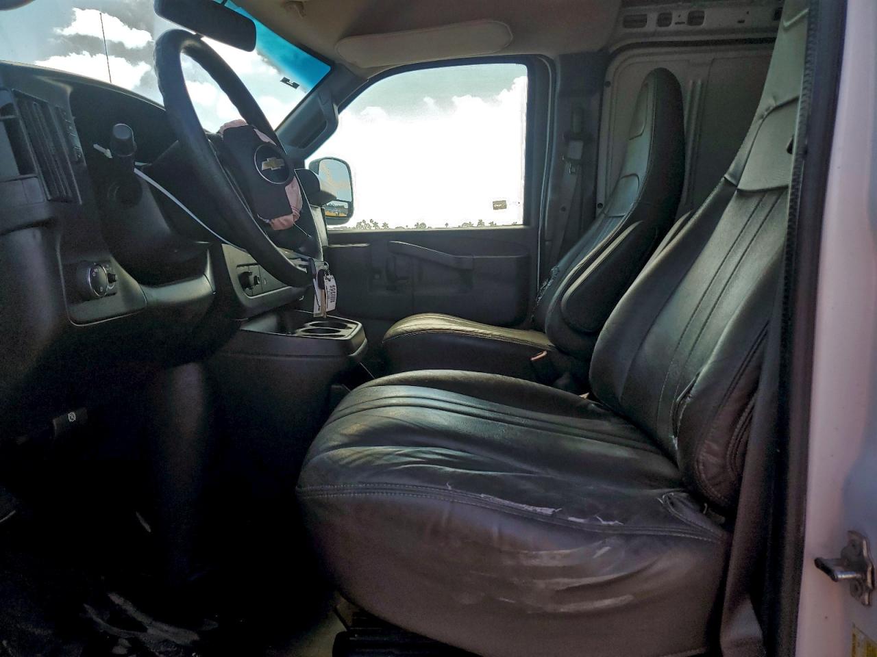 Chevrolet Express Image 8