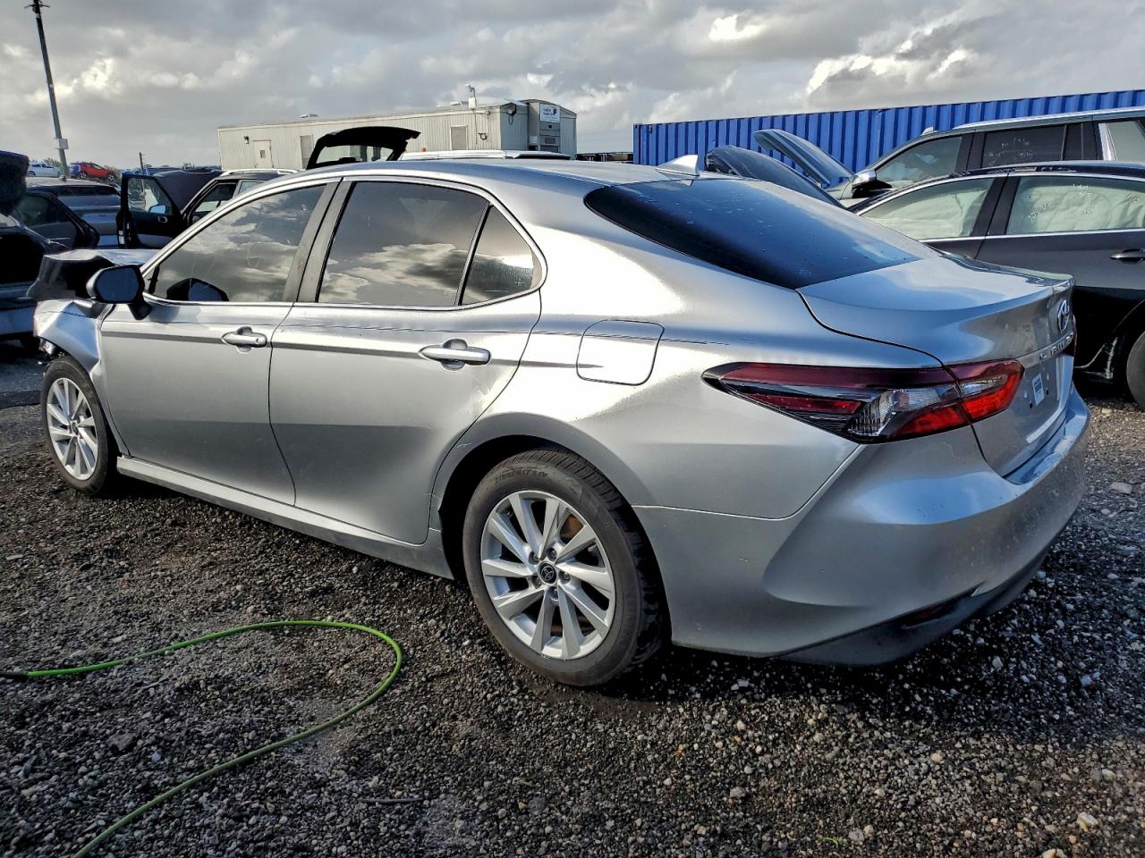 Toyota Camry Le Image 3