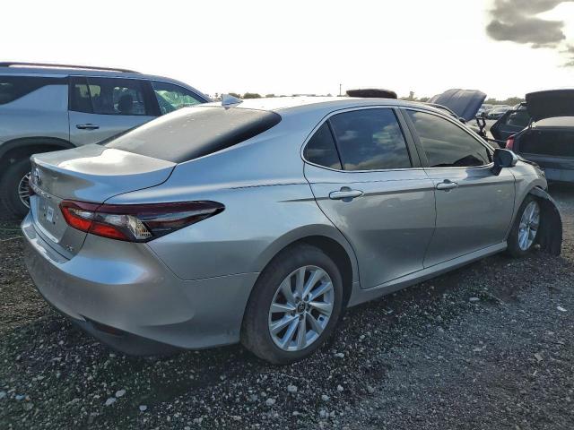 Toyota Camry Le Image 2