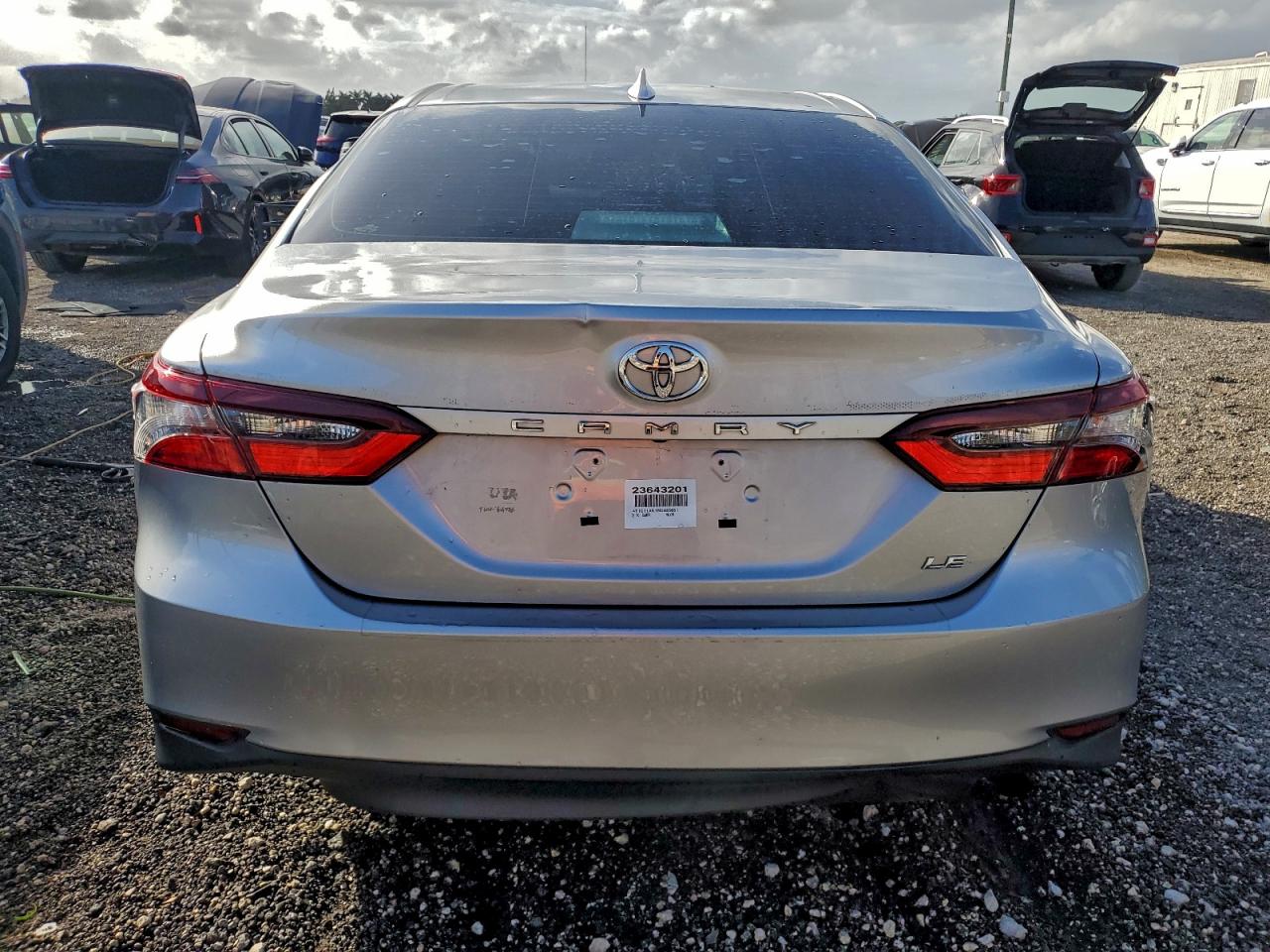 Toyota Camry Le Image 7