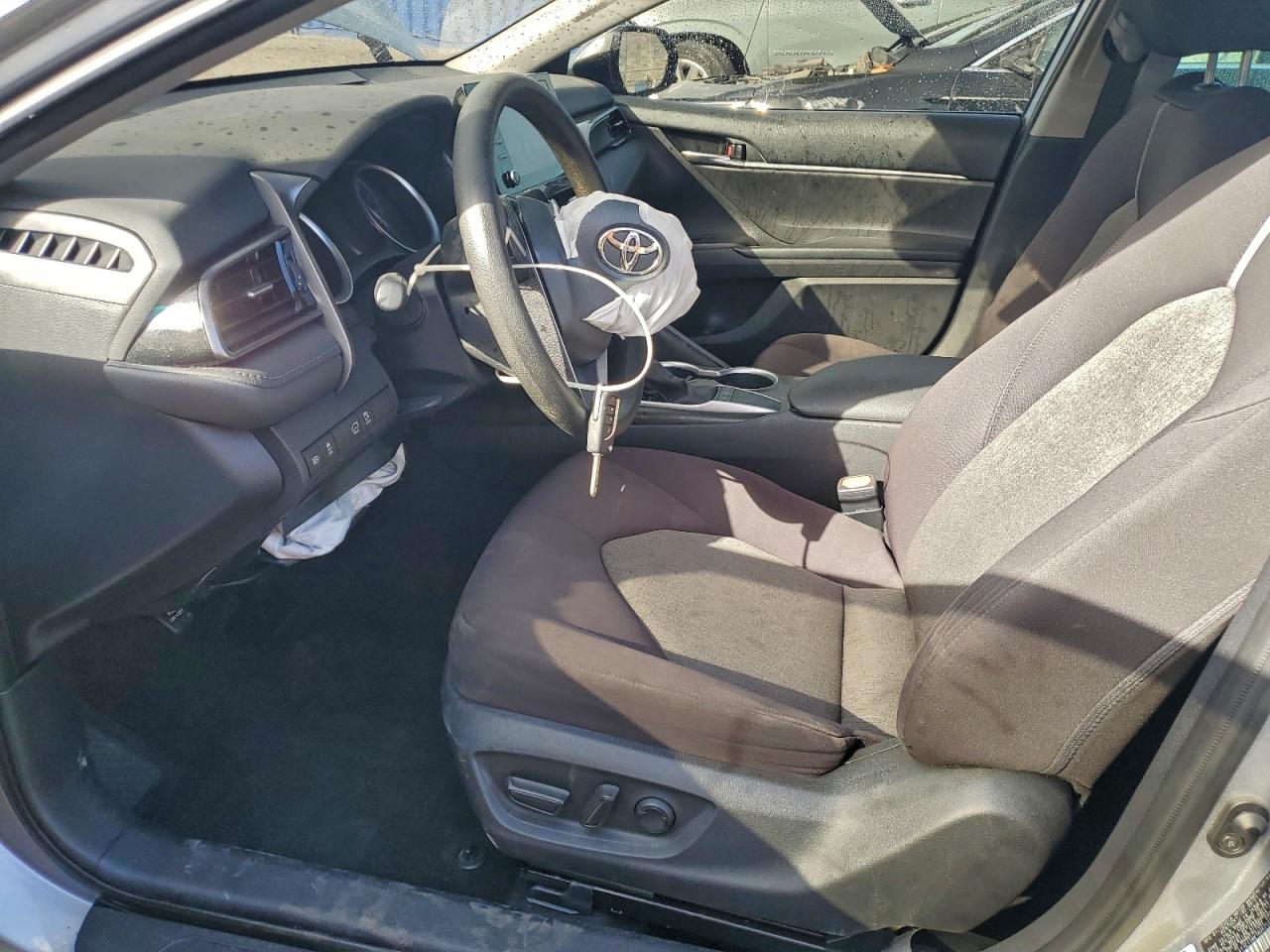 Toyota Camry Le Image 4