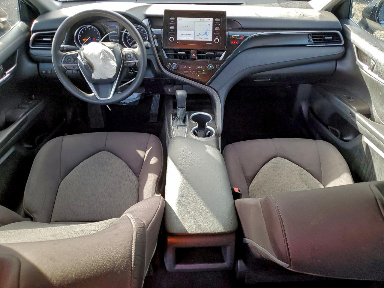 Toyota Camry Le Image 6