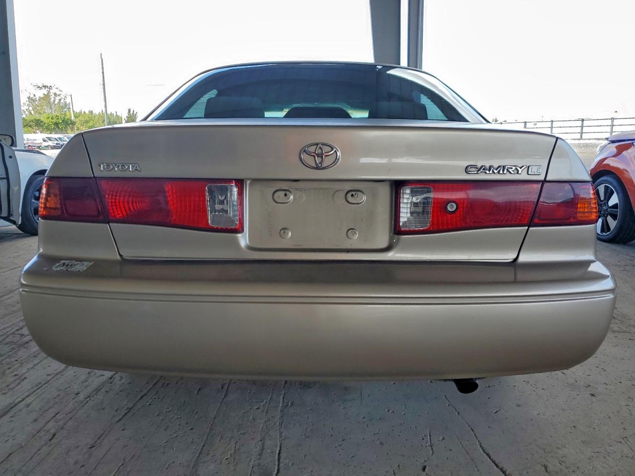 Toyota Camry Ce Image 13